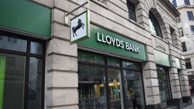 Lloyds Shares Leap After U.K. Government Exit Puts Bank in Private Hands