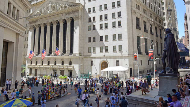 Dow Sets New Highs, Apple Apologizes - 5 Things You Must Know