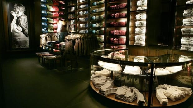 Midday Report: Abercrombie Slumps as Deal Talks End; Tech Stocks Find Momentum Again
