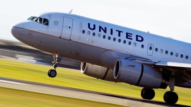 Jim Cramer on United Airlines: Oscar Munoz Made a Mistake