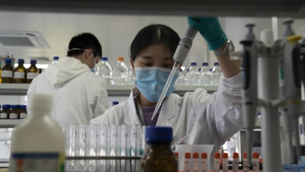 An employee of SinoVac works in a lab at a factory producing its SARS CoV-2 Vaccine for COVID-19 named CoronaVac in Beijing on Thursday, Sept. 24, 2020. Photo: AP