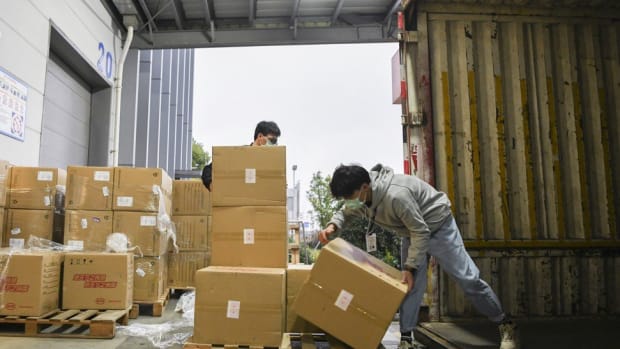 Workers loading boxes of surgical masks donated by BYD, bound for the United States. Photo: Jack Ma Foundation