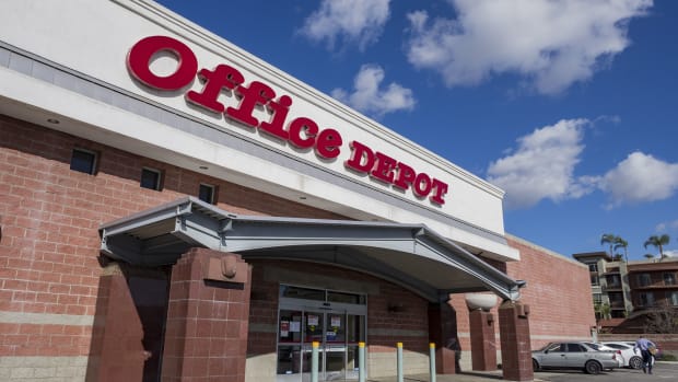 26 office depot Kit Leong : Shutterstock