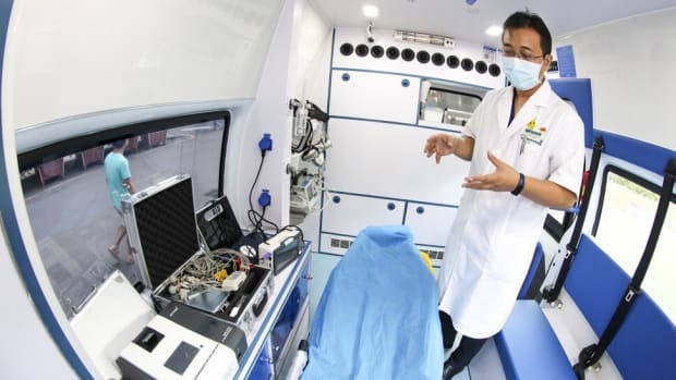 Liu Xingtao, an emergency doctor at Guangdong Second Provincial General Hospital, introduces how ambulances use 5G technologies for real-time communication with the hospital in Guangzhou on September 26. Photo: SCMP/Simon Song