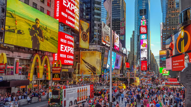 2 usa nyc times square Ravenash : Shutterstock