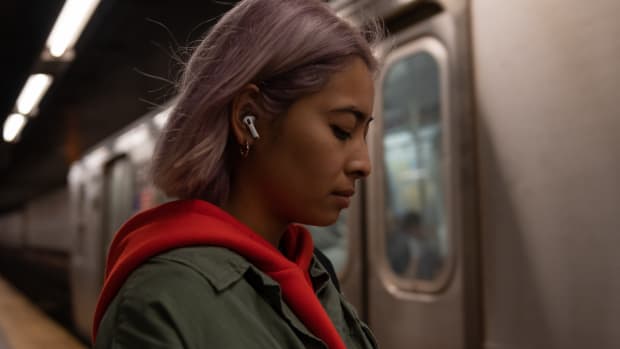 Apple_AirPods-Pro_Lifestyle_102819