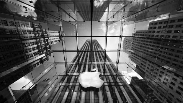 apple-logo-in-middle-of-building-under-the-rain-2K-wallpaper