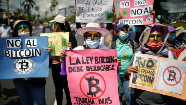 El Salvadorians protest in the capital San Salvador against the adoption of bitcoin as legal tender on September 7. Photo: Reuters