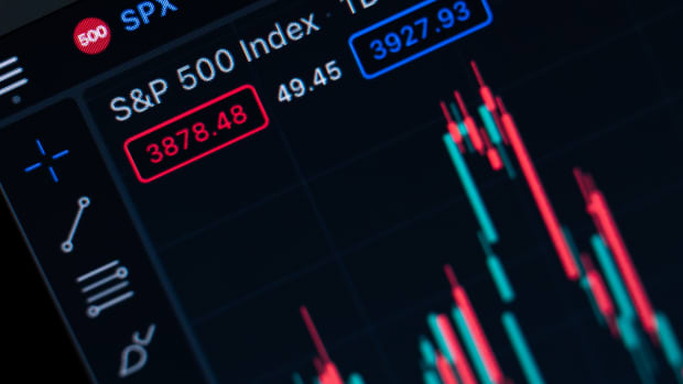 13 June 2022, Baden-Wuerttemberg, Rottweil: The logo of the American S&P 500 index and a candlestick chart can be seen in Trading View on the monitor of a computer in an office. Photo: Silas Stein/ (Photo by Silas Stein/picture alliance via Getty Images)