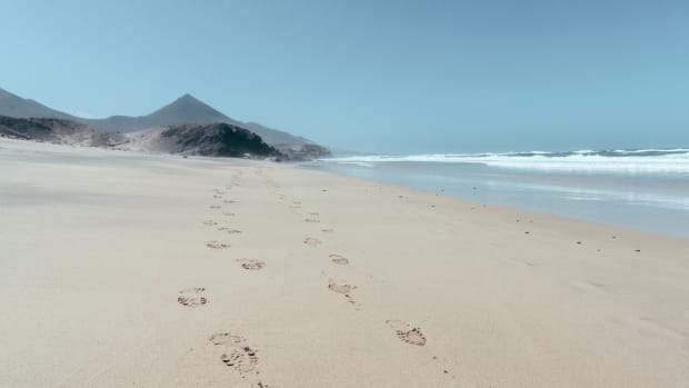footprints in sand thumbnail