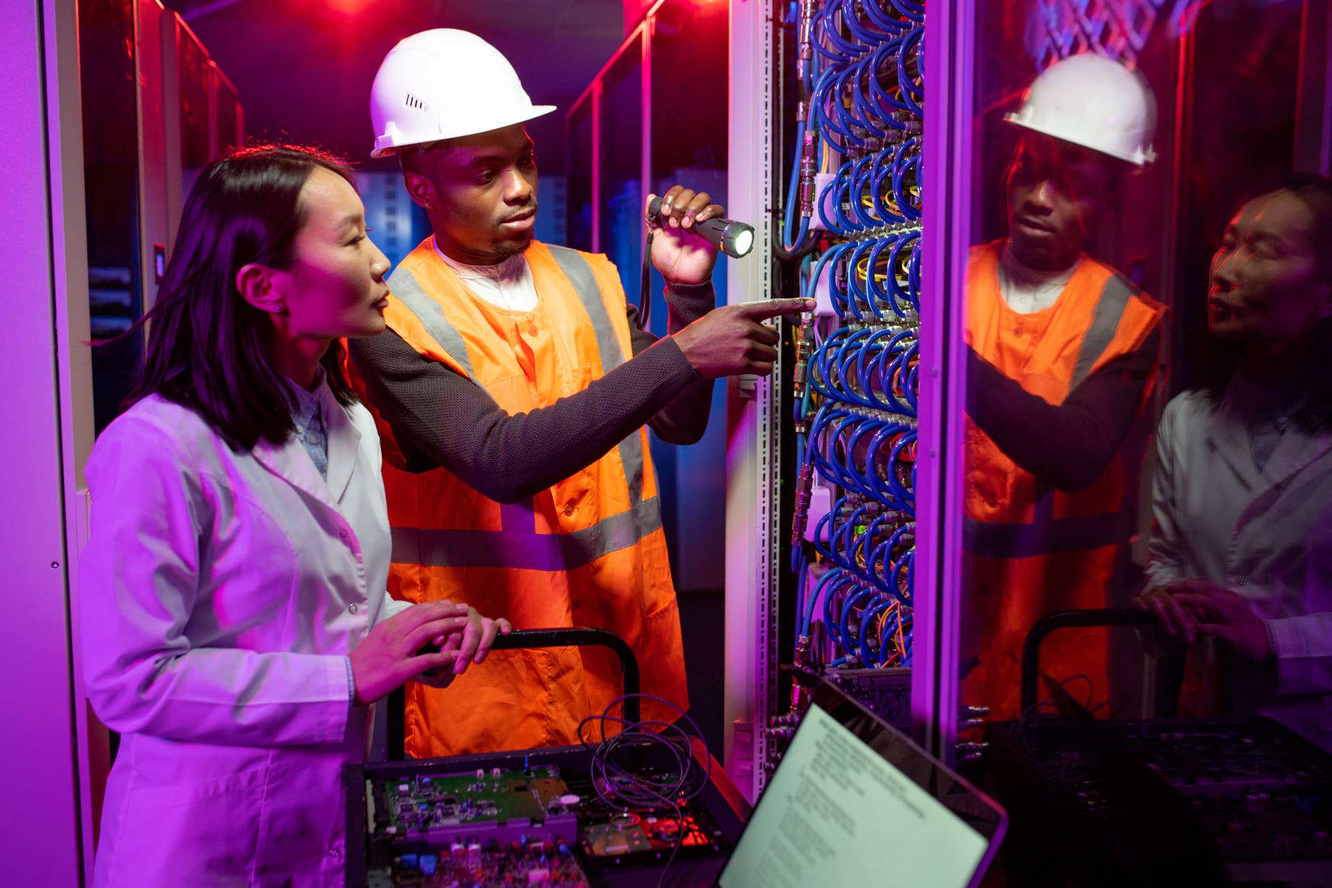 repairing-server-in-data-center-2023-11-27-05-08-13-utc