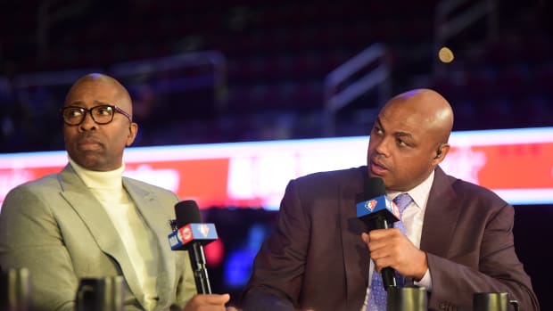 CLEVELAND, OH - FEBRUARY 19: NBA on TNT analysts, Kenny Smith and Charles Barkley report during State Farm All-Star Saturday Night on Saturday, February 19, 2022 at Rocket Mortgage FieldHouse in Cleveland, Ohio. NOTE TO USER: User expressly acknowledges and agrees that, by downloading and/or using this Photograph, user is consenting to the terms and conditions of the Getty Images License Agreement. Mandatory Copyright Notice: Copyright 2022 NBAE (Photo by Austin Janning/NBAE via Getty Images)