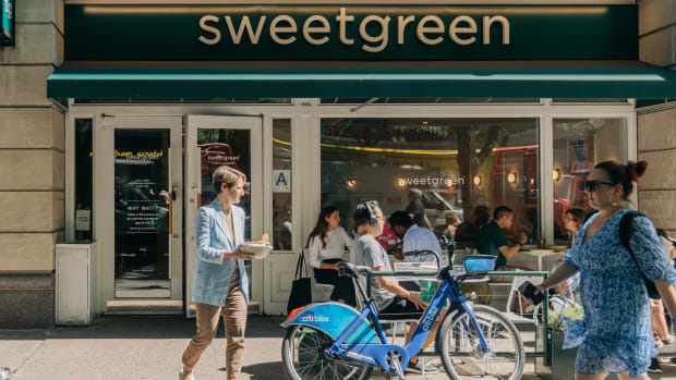 MANHATTAN, NY - SEP 14: People dine outside a Sweetgreen in Manhattan on September 14, 2023. (Photo by Jeenah Moon for The Washington Post via Getty Images)
