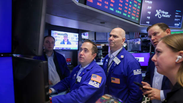 Traders work on the floor of the New York Stock Exchange (NYSE) during the Hinge Health Inc. initial public offering (IPO) in New York, US, on Thursday, May 22, 2025. Hinge Health Inc. and a group of investors raised $437 million in the digital physical therapy provider's US initial public offering, pricing shares at the top of a marketed range. Photographer: Michael Nagle/Bloomberg via Getty Images
