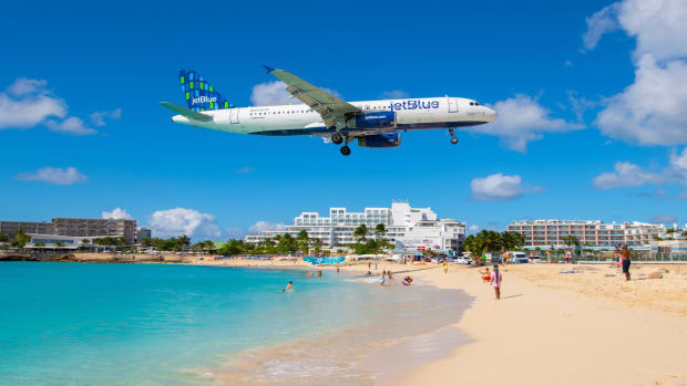JetBlue Airways Airbus 320 flying over Maho Beach before landing on Princess Juliana International Airport SXM on Sint Maarten, Dutch Caribbean.