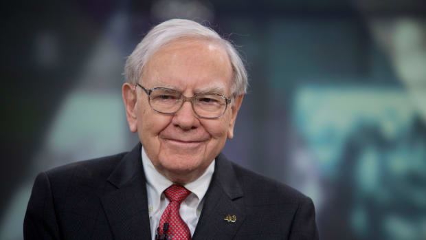 Warren Buffett, chairman and chief executive officer of Berkshire Hathaway Inc., smiles during an interview in New York, U.S., on Tuesday, Oct. 22, 2013. Warren Buffett and his late first wife, Susan, gave and pledged billions to each of their three children to fund charitable foundations. Howard, an Illinois farmer, picked global hunger as his target. Photographer: Scott Eells/Bloomberg via Getty Images 