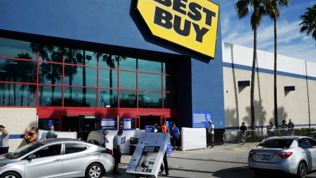 ORLANDO, FLORIDA, UNITED STATES - 2020/11/27: An employee brings a television to a customer's car at a Best Buy store on Black Friday, traditionally one of the busiest shopping days of the year. Crowds are smaller this year due to the increasing popularity of on-line shopping amid concerns about the COVID-19 pandemic. (Photo by Paul Hennessy/SOPA Images/LightRocket via Getty Images)