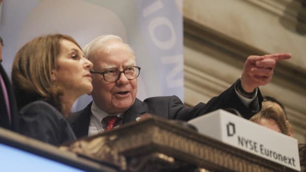 NEW YORK, NY - SEPTEMBER 30:   Berkshire Hathaway Inc. Chairman and CEO Warren Buffett (C) and Business Wire CEO Cathy Baron Tamraz look on at the New York Stock Exchange before ringing the opening bell on September 30, 2011 in New York City. U.S. President Barack Obama's new plan for a higher tax rate for millionaires has been dubbed the "Buffett Rule" in reference to the billionaire investor, who supports the plan.  (Photo by Mario Tama/Getty Images)