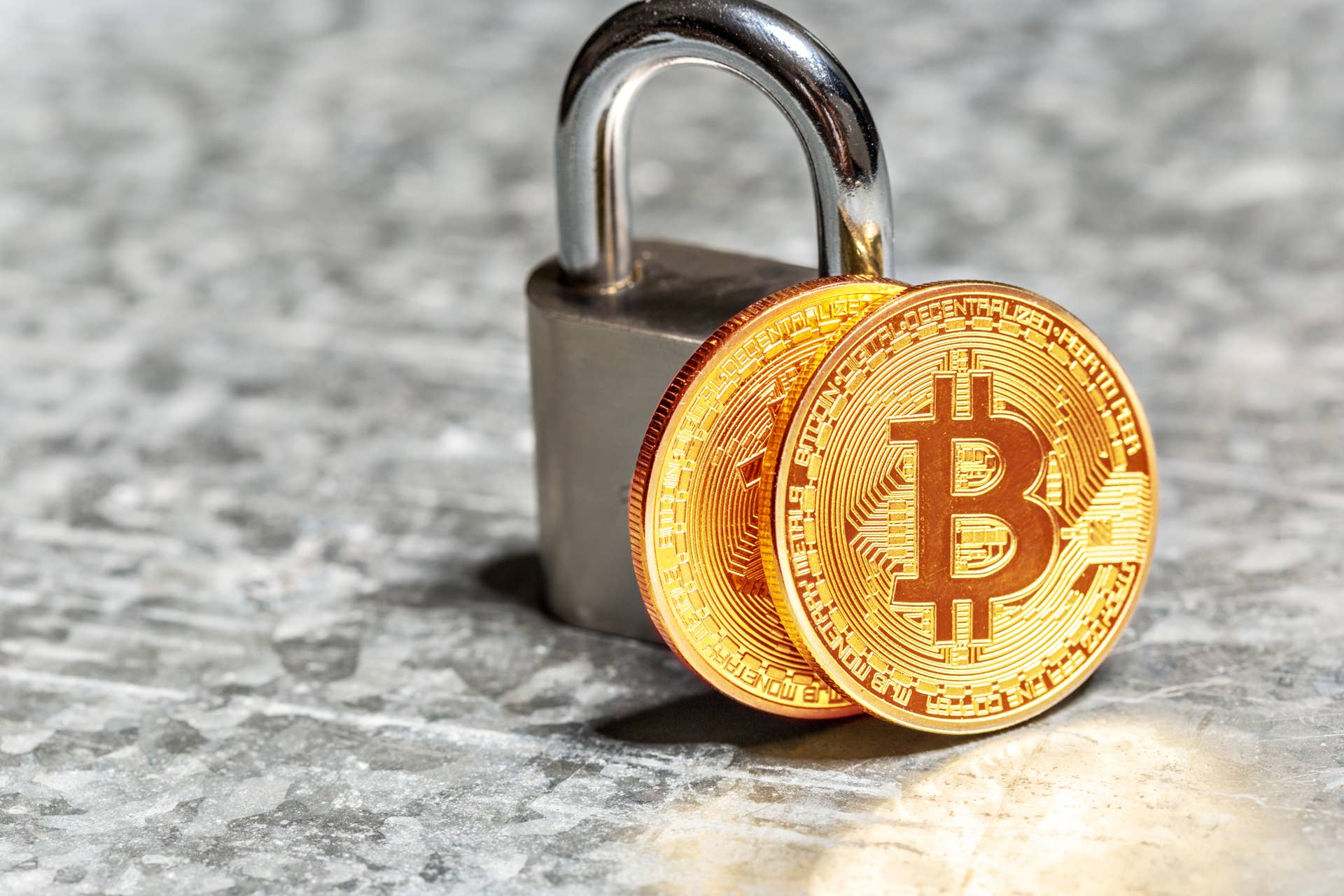 gold-bitcoin-padlock (2)