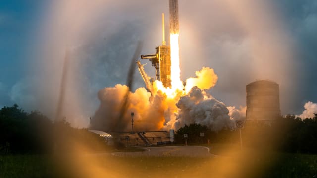 SpaceX Unveils Plan for World's Most Powerful Private Rocket
