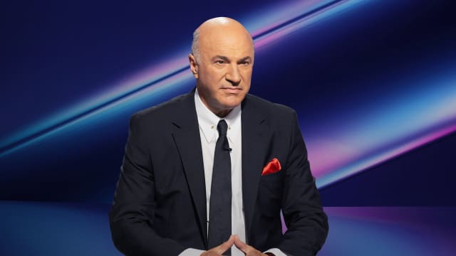 Kevin O'Leary in front of a blue and purple background
