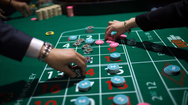 Las Vegas Sands Earnings Take Hit, Macau Looks Dicey