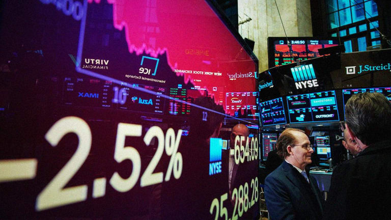 Dow Futures Fall, Global Stocks Tumble, as Trump Hits China With Tariff Threat