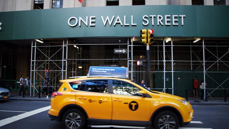 Dow Trades Lower After Momentum From China Rally Fades, Nasdaq Rises