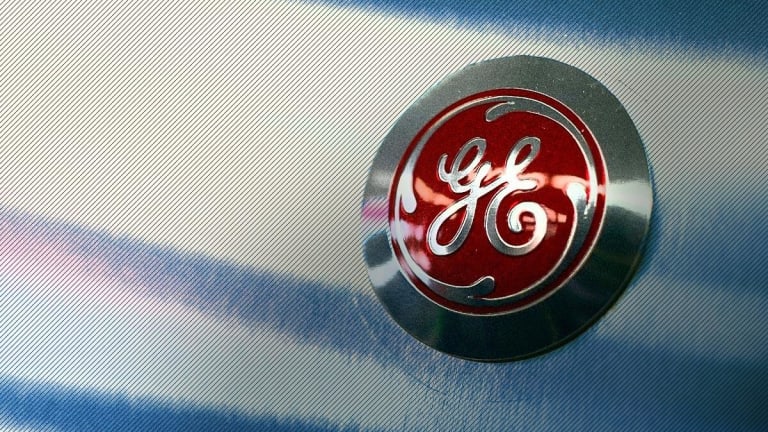 General Electric Turns Lower, Trims Cash Flow Guidance