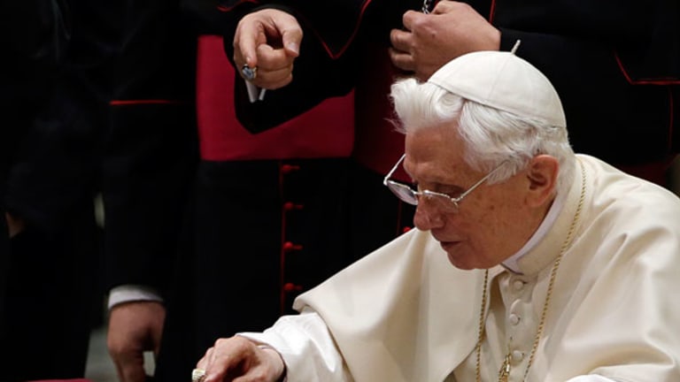 Pope Sends Tweets With His iPad
