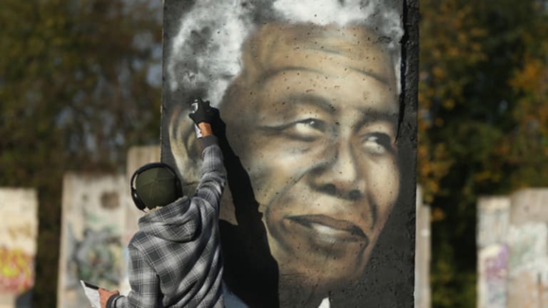 Nelson Mandela Dies and the Whole World Weeps