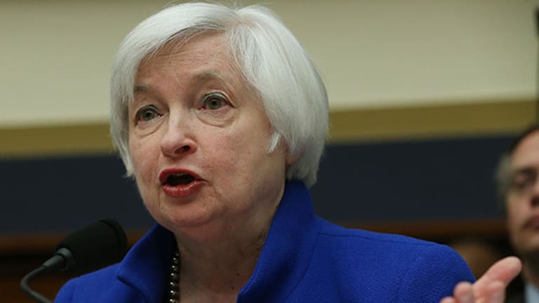 Wall Street Hesitates Ahead of Yellen's Speech on Friday