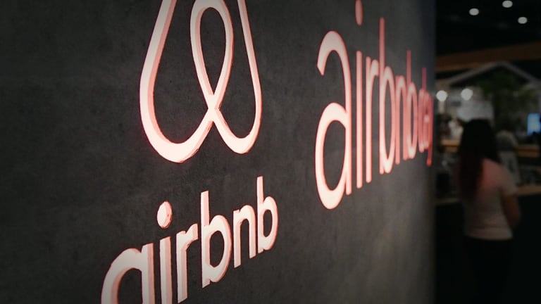 Airbnb COO Johnson to Step Down Before Expected IPO, Will Join Board in 2020