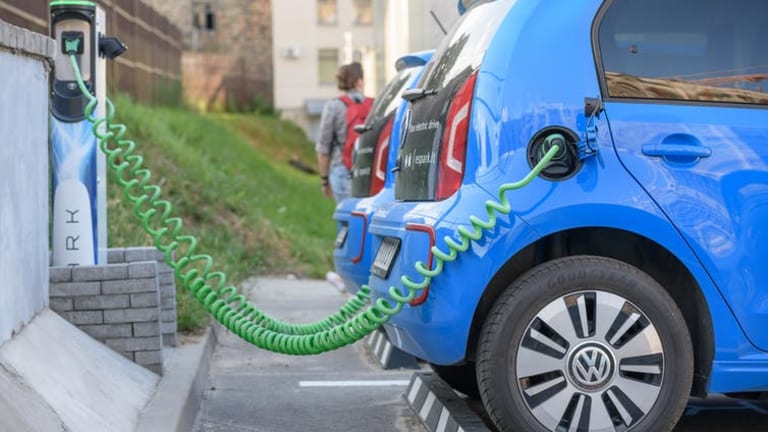 Pursuing Tesla’s electric cars won’t rev up VW’s share price