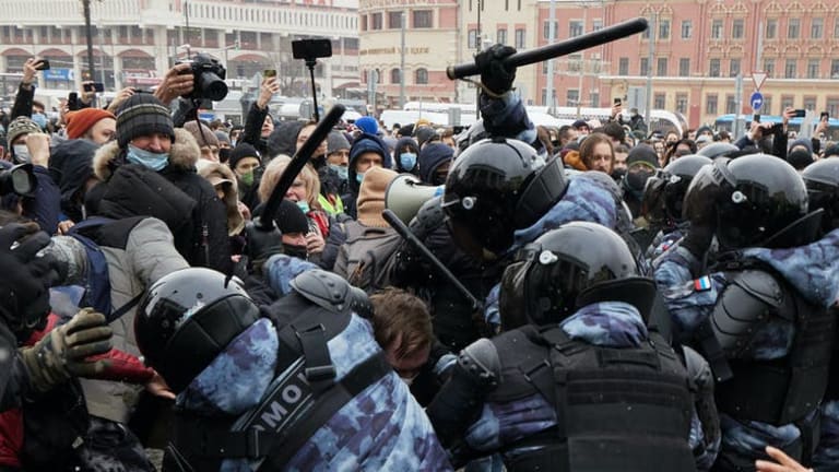 Navalny returns to Russia and brings anti-Putin politics with him