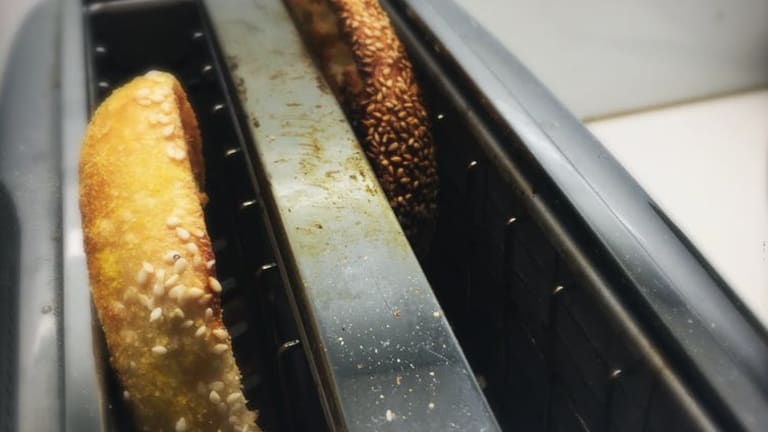 Bill de Blasio’s bagel gaffe and the fraught politics of food