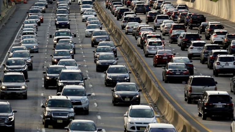 Fight or switch?How the low-carbon transition is disrupting fossil fuel politics