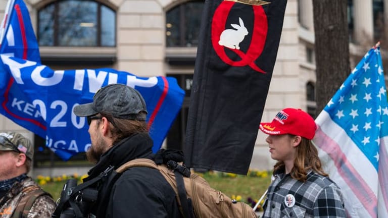 Radicalization pipelines: How targeted advertising on social media drives people to extremes