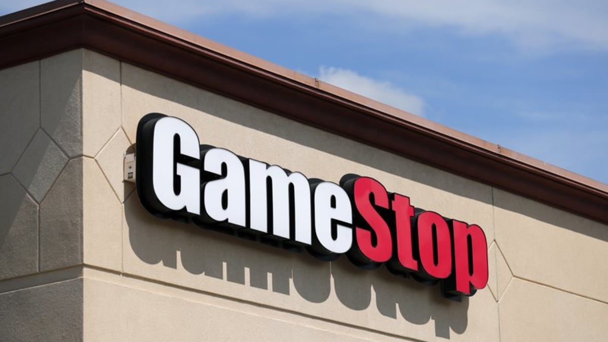 GameStop & AMC shares plummet after Robinhood & WeBull BLOCK 'Reddit rally'  as politicians slam move to help Wall Street