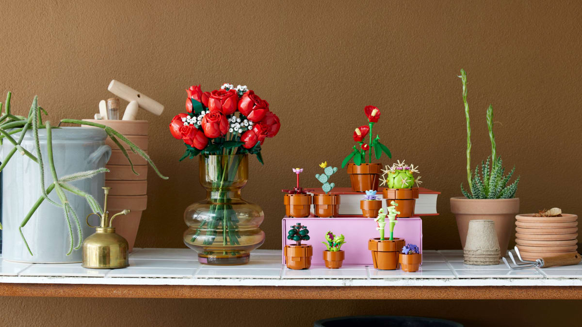 Valentine's Day: Build a Lego bouquet of flowers for your love
