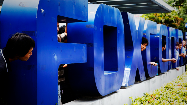Foxconn Sees 2020 5G Smartphone Boost; Apple Supplier Tops Q3 Earnings Forecast