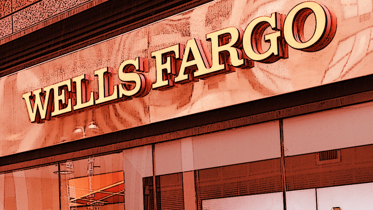Warren Buffett Suggests Wells Fargo Look Outside Wall Street for Its Next CEO
