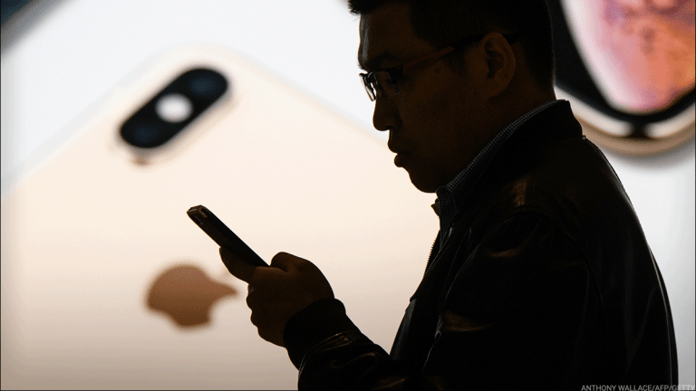 Apple's China Problem Isn't Just the Economy. Chinese Rivals Are Gaining, Too