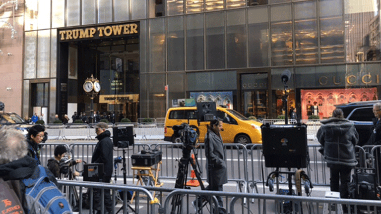 Trump Tower Hoopla Gives Fifth Avenue a Holiday Headache
