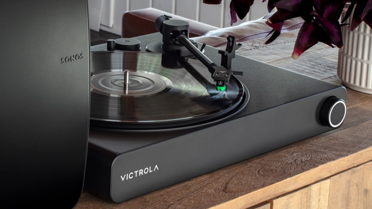 Record player that deals connects to sonos