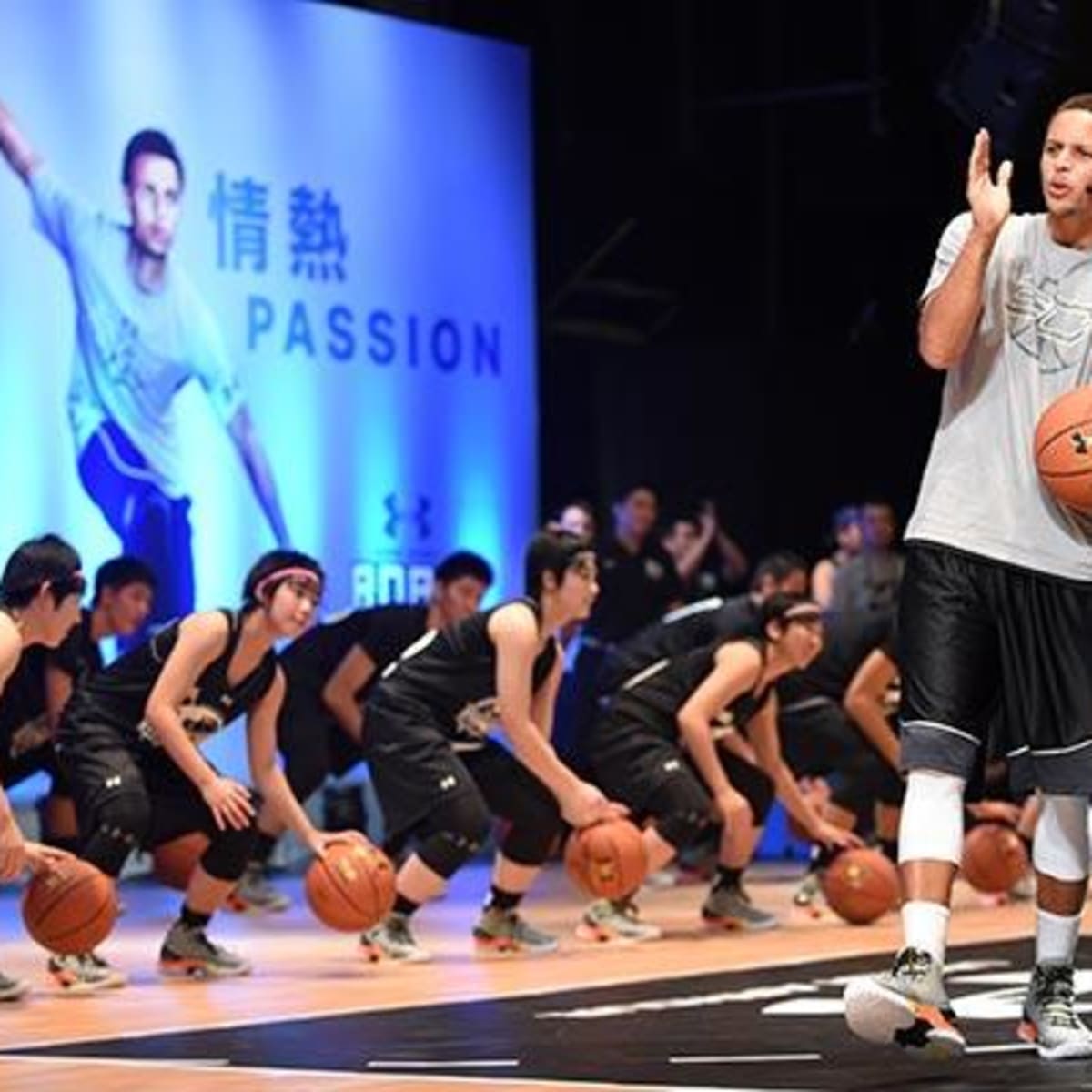 Uluru Ilustrar embotellamiento Under Armour Is Touring China With NBA Phenom Stephen Curry In Bid to Drive  Huge Sales - TheStreet