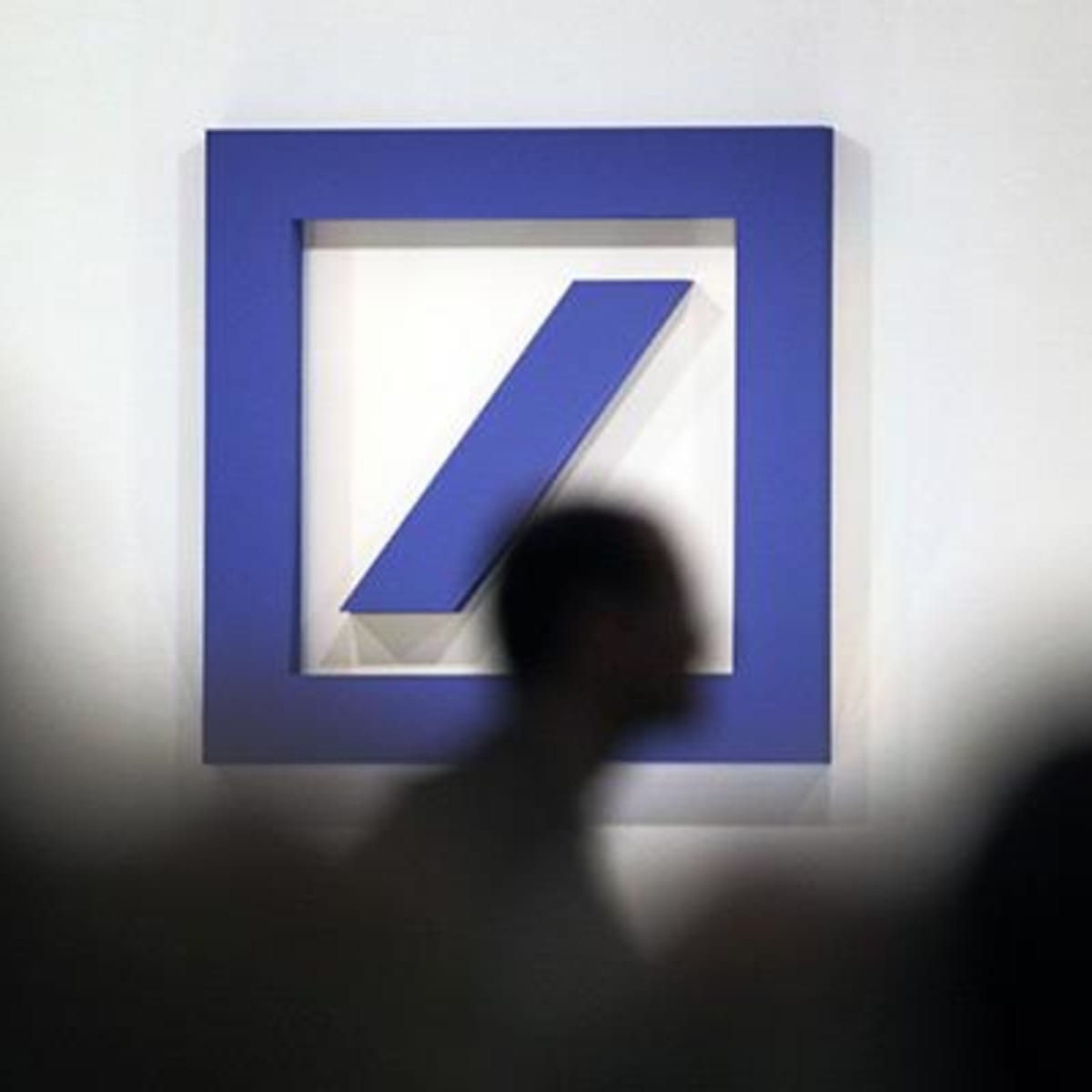 Deutsche Bank Launches 8 6 Billion Rights Issue At 35 Discount Thestreet