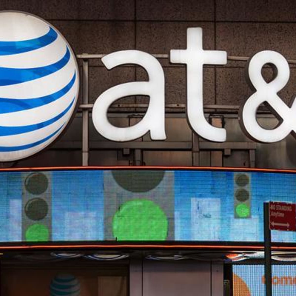 AT&T Stock Leaps After Q4 Earnings Beat, Dividend Support