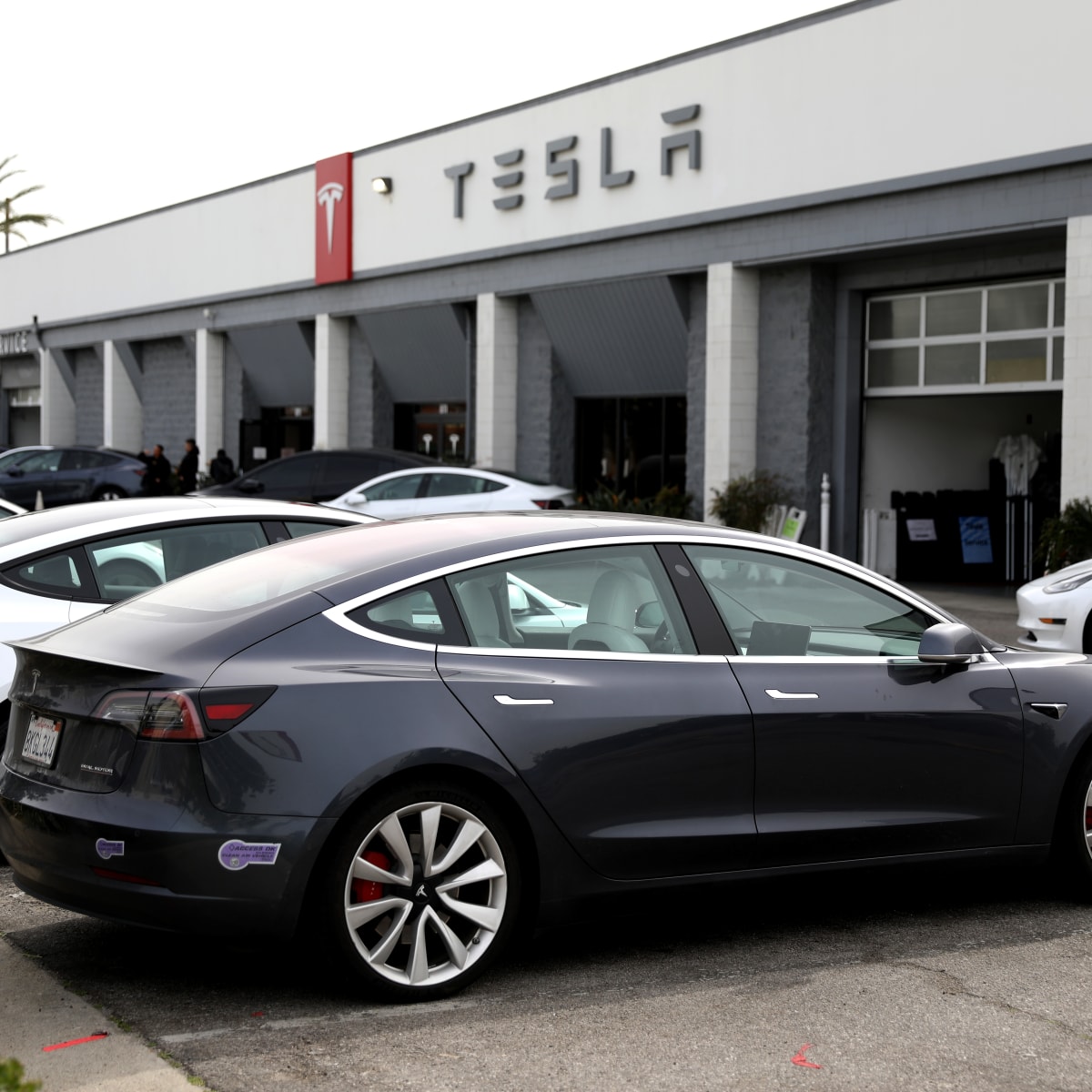Tesla Repair Costs: Overcharging and Limited Consumer Choices — Eightify