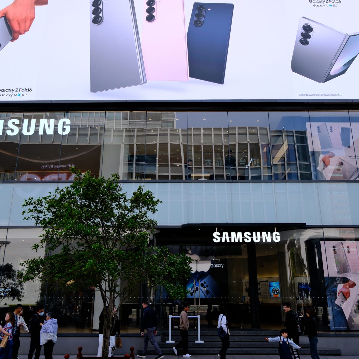 Samsung puts crypto in 75 million pockets, Apple refuses to play -  TheStreet Crypto: Bitcoin and cryptocurrency news, advice, analysis and more